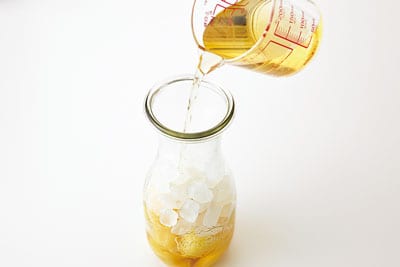 ③に酢を注ぎ、涼しい場所で保存する(１日１回、びんをひっくり返して混ぜ合わせること)。１週間たったらフルーツのみとり出して冷蔵室で保存。