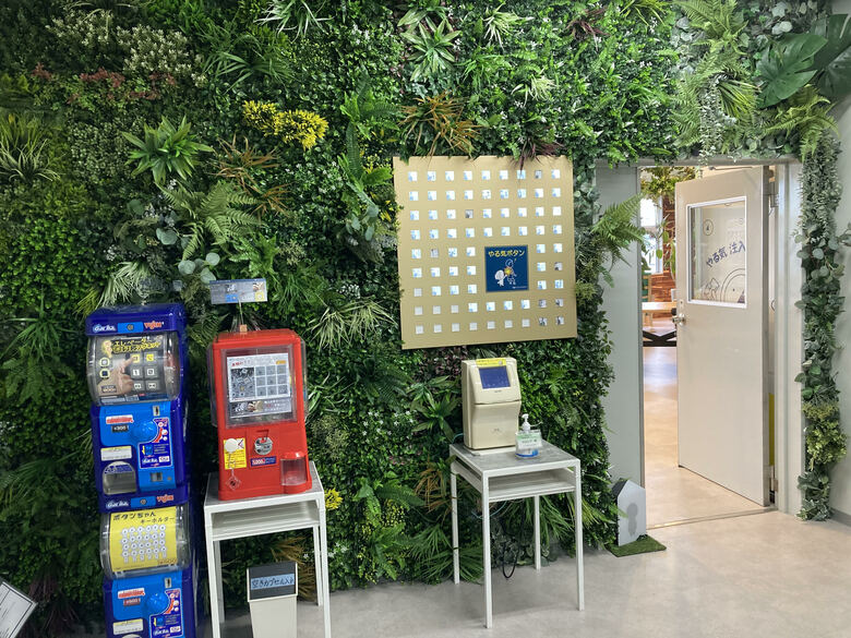 オフィス入り口には人気のキーホルダーのカプセルトイも！