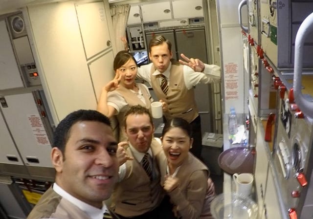 グローバルな環境で働いたCA時代（写真後ろ、左がCRAZY COCOさん）