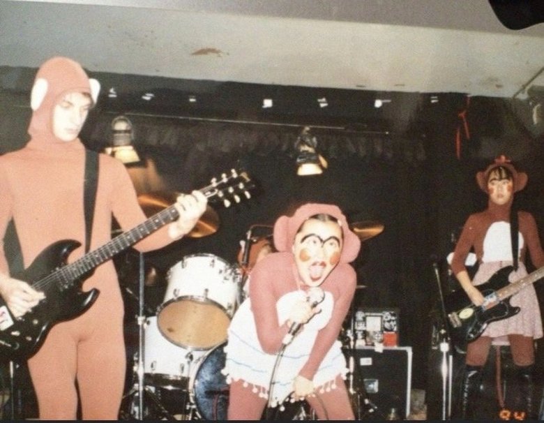 アメリカのステージで、猿の着ぐるみを着て熱唱する野沢直子さん