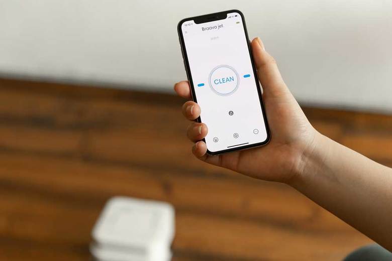 ▲スマホで操作するには、専用アプリをインストールし、設定したいブラーバ ジェットをアプリに登録する。