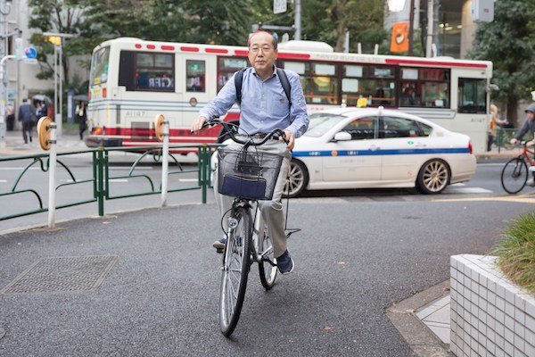 おなじみの自転車で颯爽と走る桐谷さん