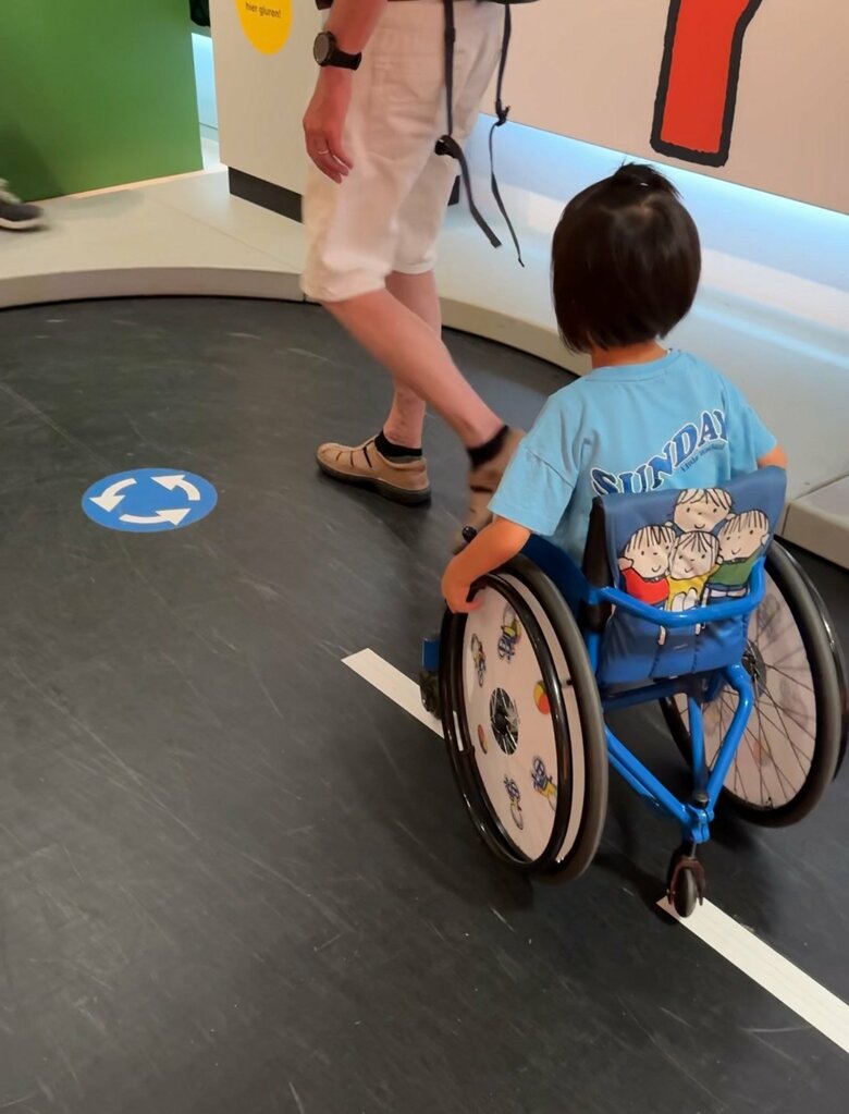 オランダのミュージアム内。交通ルールを学ぶコーナーには車椅子が置かれ、いろんな立場の子どもの気持ちを想像できる工夫が