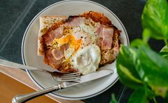 朝の活力、ベーコンエッグチーズトースト