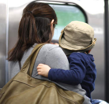 電車内には危険がいっぱい!? 政府も後押しする子連れ出勤で注意したいこと