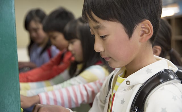 小学校の靴箱風景