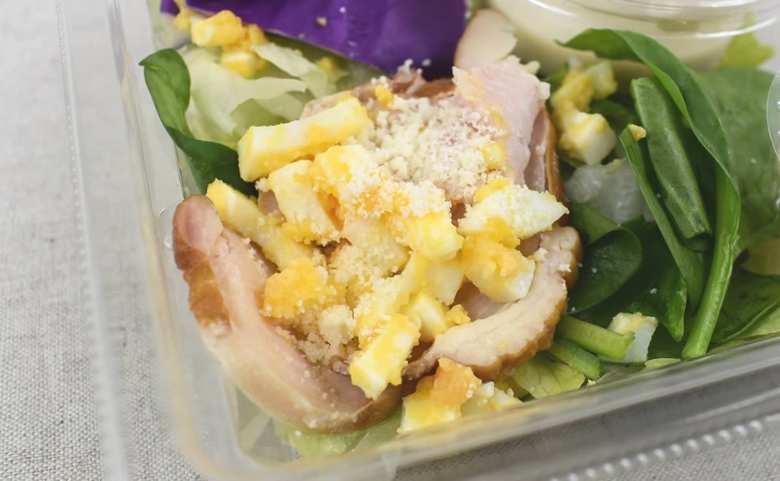 ローソンのおすすめサラダ「スモークチキンとたまごのシーザーサラダ」のアップ画像