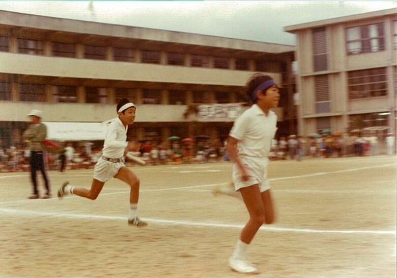 運動神経抜群！陸上では地元で知られる存在だった（白いハチマキが森脇さん）