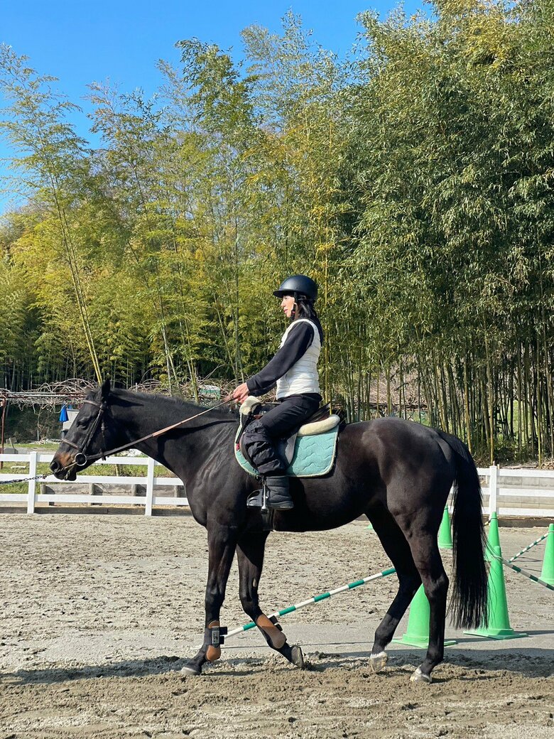 乗馬でゆったりとした時間を過ごす東尾さん