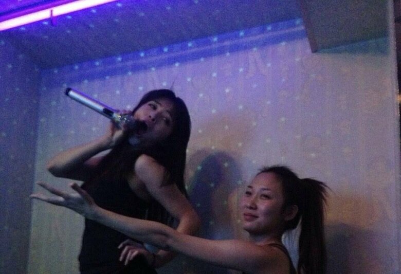 「20代はこんなときもありました」カラオケでノリノリの岩佐真悠子さんと西田美歩さん