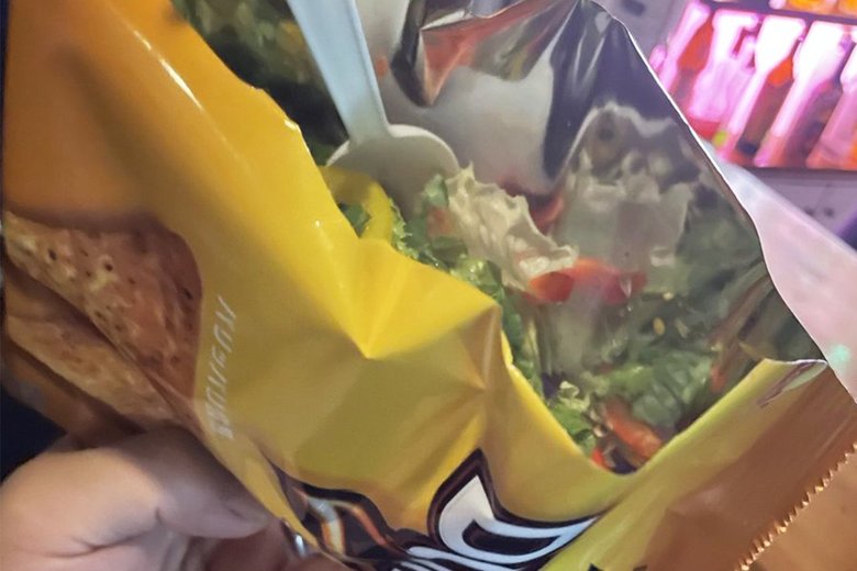 黄色いパッケージの「ナチョ・チーズ味」にカレーを入れてサラダをオンするのもおすすめ