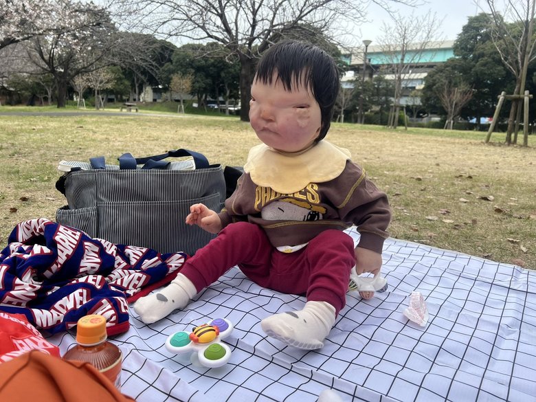 2歳2か月。初めてのお花見を満喫中