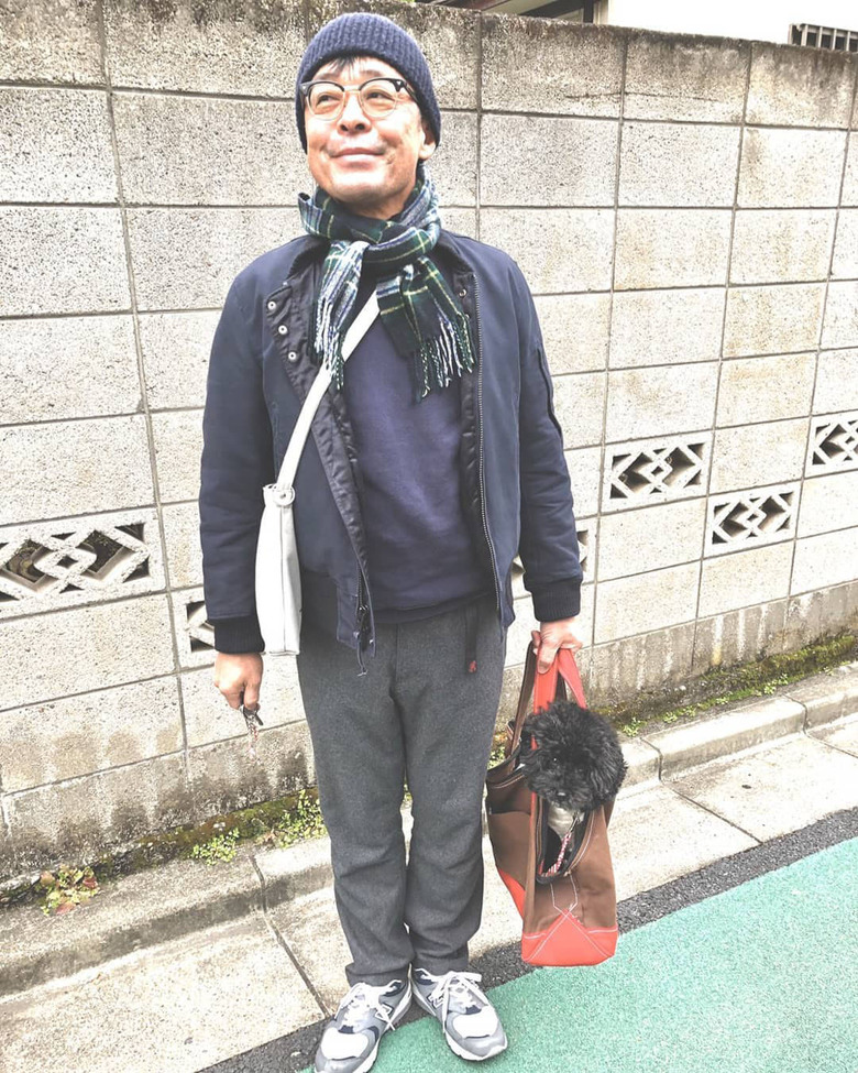 愛犬・グリグリくんとお散歩。いい子にして、トートバッグに納まっている姿がかわいい！