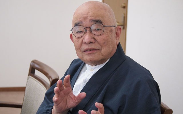 話をする篠原さん