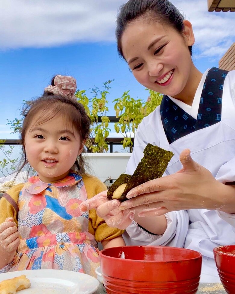 庭で青空クッキングしながら、おもちの磯辺焼きを作るMOEさんたち