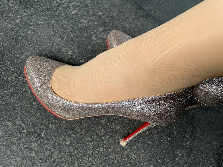 弾性ストッキングの足元。甲の浅いパンプスにも違和感なく着用できる