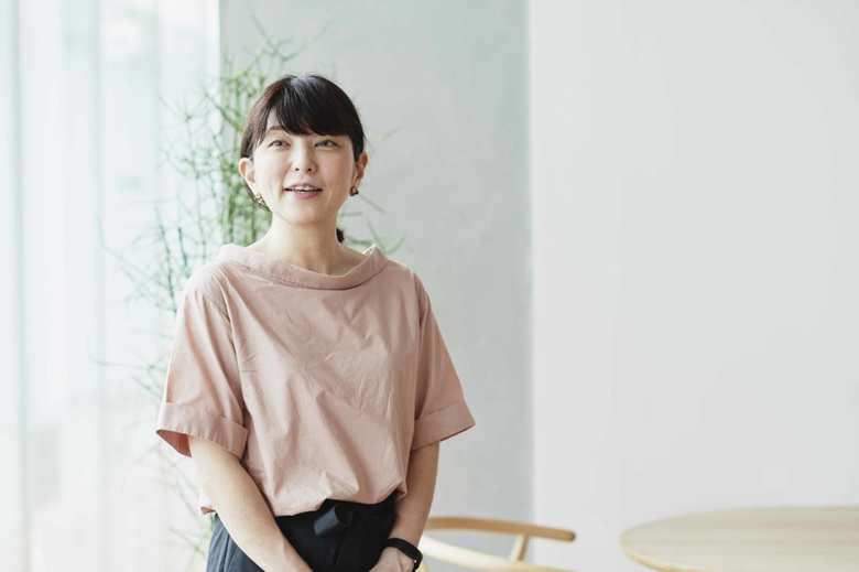 ソニー株式会社・ブランドマネジメント室に所属する柴田さくらさん。ソニーグループ全体のブランドマネジメントをさまざまなグループ会社と関わりながら推進。社内のソニーブランドに関する啓発活動も担当。12歳と10歳の男の子を育てる母でもある。