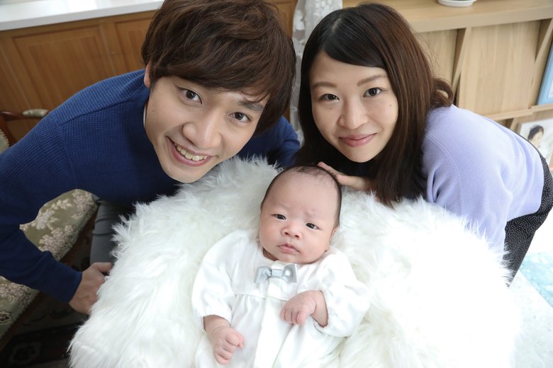 息子さんが生まれたときの家族3人の記念ショット