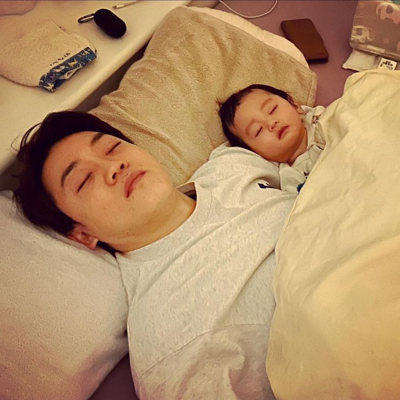 息子の寝かしつけをしながら逆に寝かしつけられてしまうおばたのお兄さん（Instagramより）