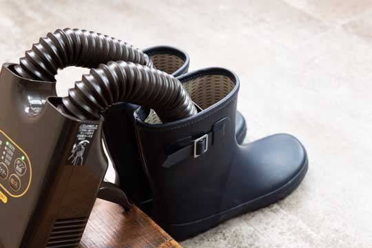 ▲子どもの長靴やブーツなど高さのある靴はスタンドを立てて使う。低騒音モードで乾かしながら寝れば、翌朝にはきれいに乾いている。