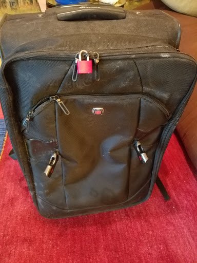 黒いお札が入っていたスーツケース