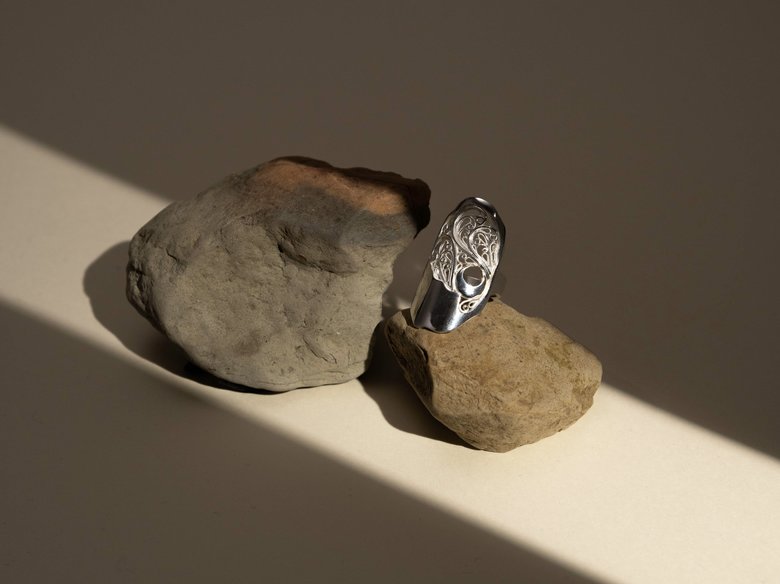 存在感のある「TOUROU」のリング「town moon – ring」