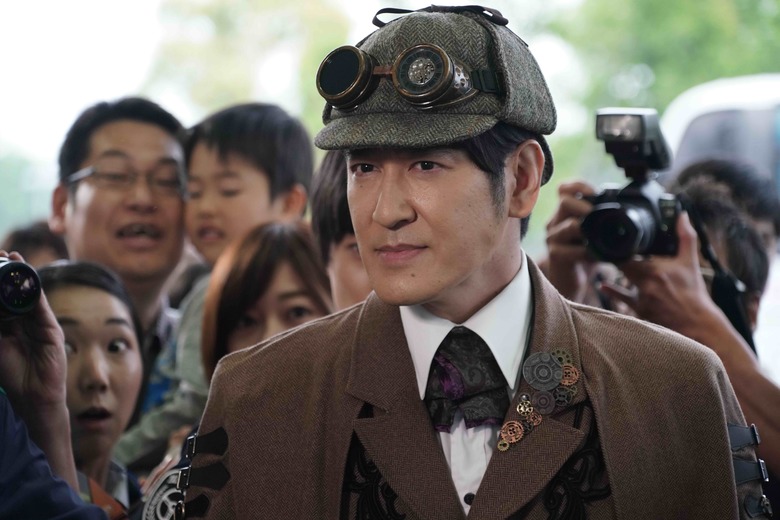 ▲劇場版のゲストキャラ、名探偵エルロック・ショルメを演じるのは、ココリコの田中直樹さん。ここ数年、藤本敏史さん（ＦＵＪＩＷＡＲＡ）、吉村崇さん（平成ノブシコブシ）、田村亮さん（ロンドンブーツ１号２号）と、スーパー戦隊シリーズの「夏の劇場版」では、人気芸人さんの登場が定番となっています。藤本さん以外は悪役での登場でしたが、今年の田中さんは果たして？