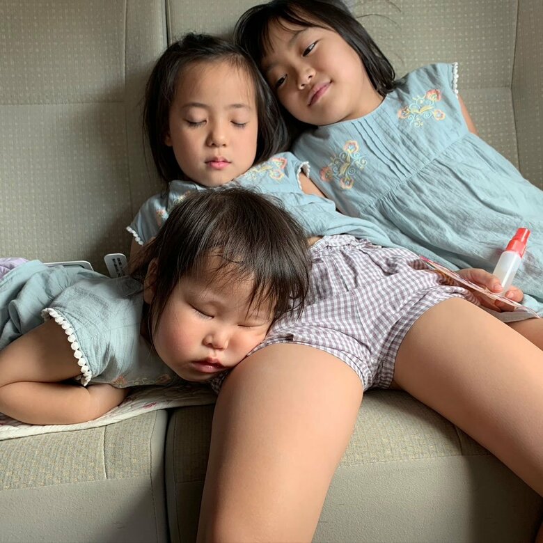 家族で外出して車で休憩する三姉妹