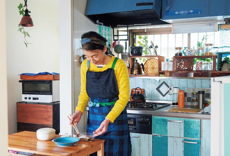 料理の作り置きはしないのがこだわり。その日の体調によって食べたいものは変わるし、美味しいに便利は優先しないから。簡単に下ごしらえさえしておけば、調理も時短に