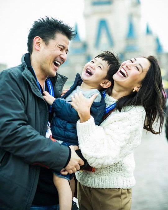 夫の小堀ケネスさんと息子、神山さんの笑顔溢れるショット