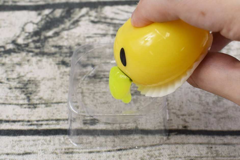 おすすめセリアおもちゃ「スライムぼうず」で遊んでいる画像