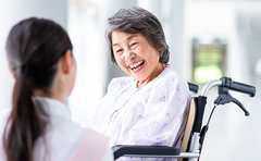 働く女性の生きづらさを招く「3つのすべり台」樋口恵子さんに聞いた