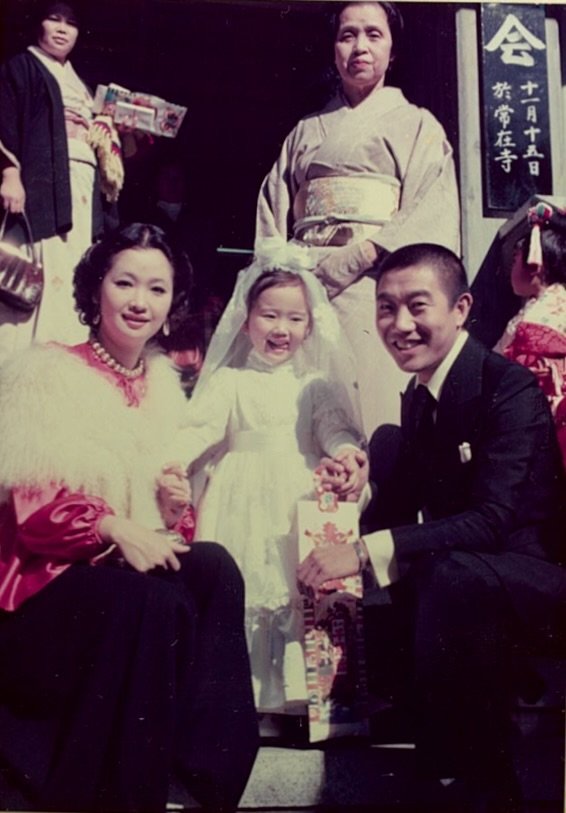 家族写真。中央が工藤さん、右が井沢八郎さん