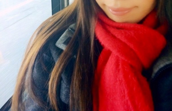 マフラーを身にまとうママの画像