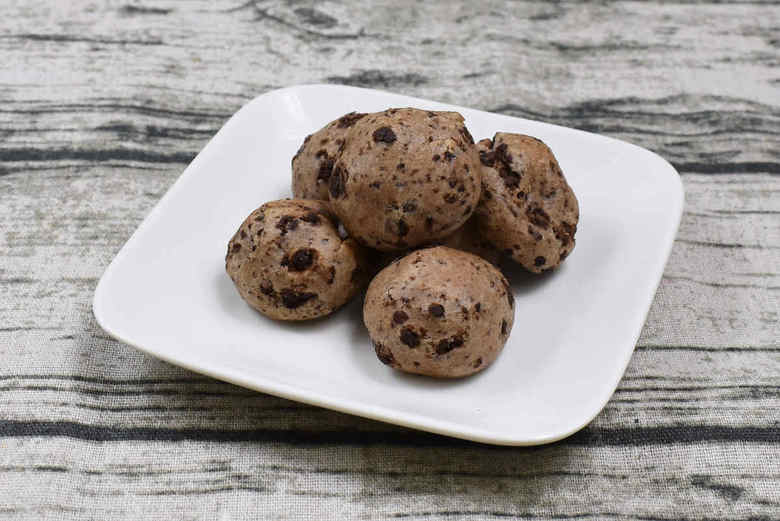 セブンイレブンの人気スイーツ「もち麦もっちり！ ぷちもちチョコ」実物画像2