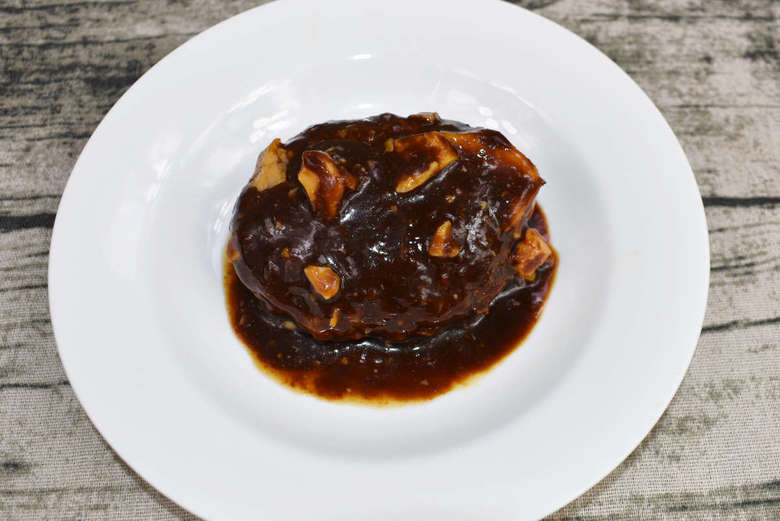 セブンイレブンのおすすめおかず「金の直火焼ハンバーグ」のアップ画像