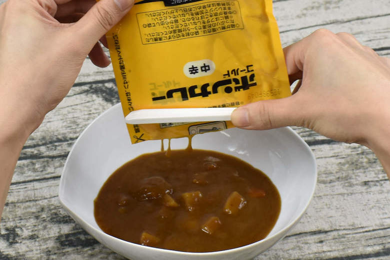 セリアのおすすめ雑貨「レトルト絞り＆カッター」の商品画像