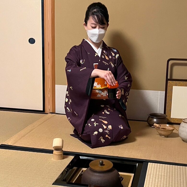 姿勢も美しい！茶道で思考がリセットされるという東村アキコさん