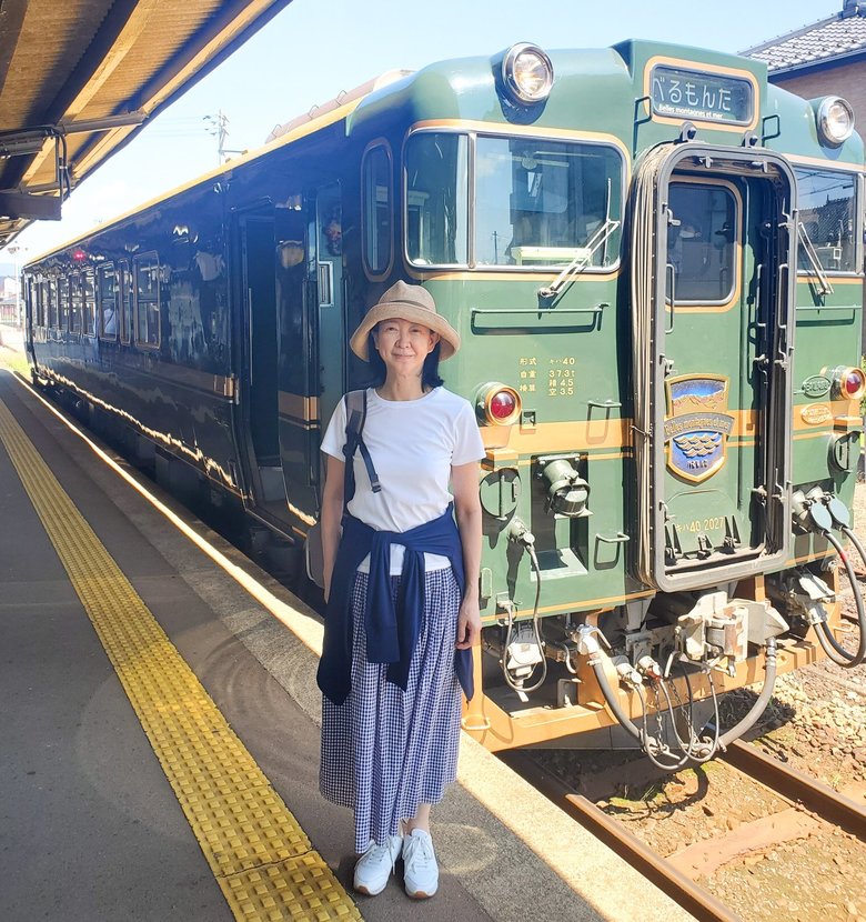氷見線の観光列車「べるもんた」の前で