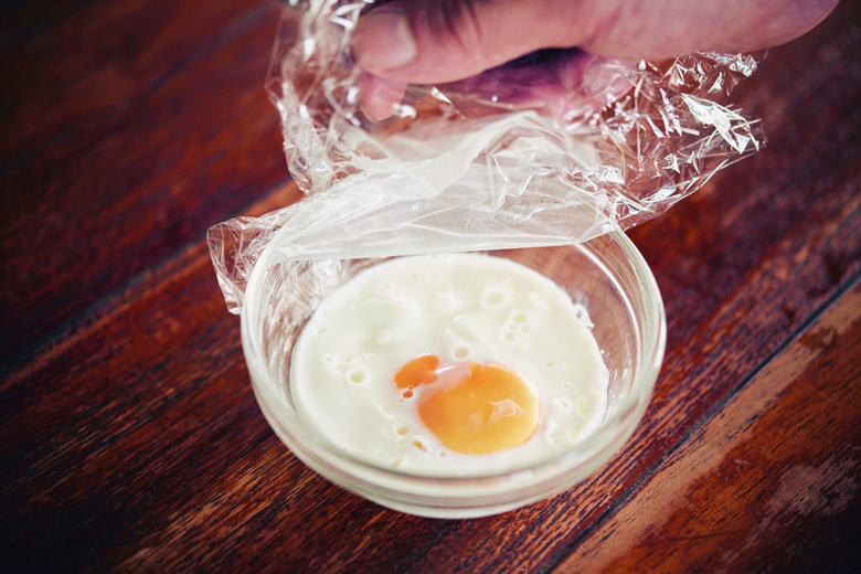 鍋にたっぷりの湯を沸かしておく。耐熱容器に水少々（分量外）を入れて卵を割り入れ、ラップをして電子レンジ(600W)で45秒ほど加熱する。あら熱がとれたらフォークでつぶし、Aを混ぜてタルタルソースを作る。Bは混ぜ合わせておく。