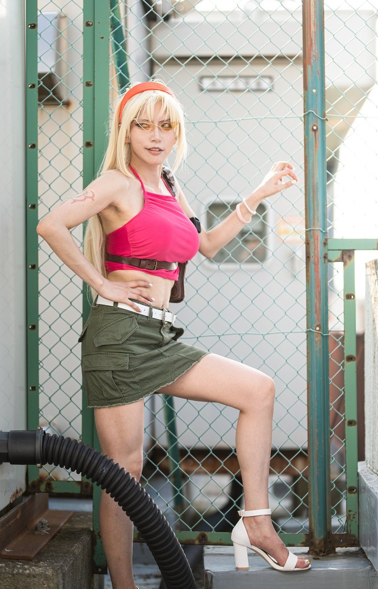 『BLACK LAGOON』に登場するキャラクターのコスプレ。腹筋を堂々と見せられるってスゴい…
