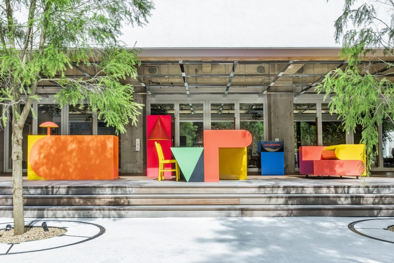 施設内には現代アートが多数展示され、社員向けのアートツアーも開催されている