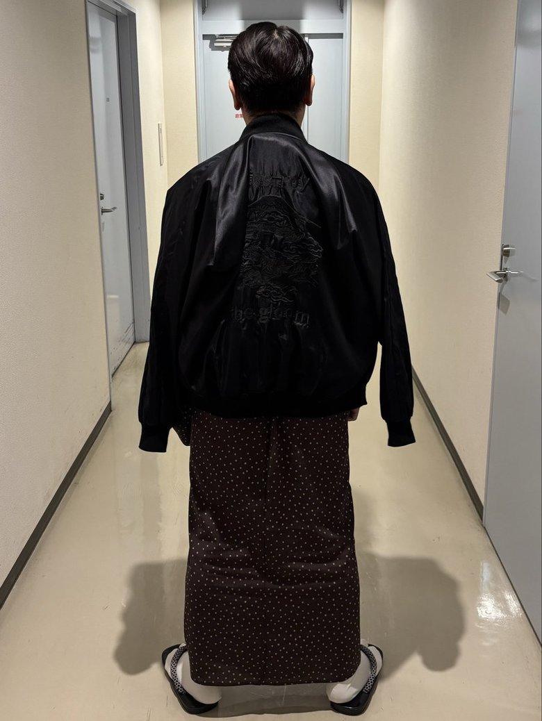 「かっこいい！」スカジャンを羽織がわりにした桂三度さん