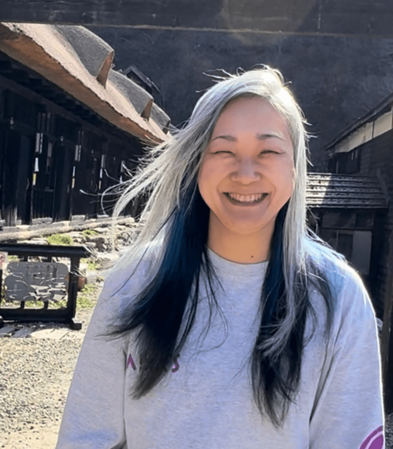 黒とブルーのインナーカラーを入れたロングスタイル