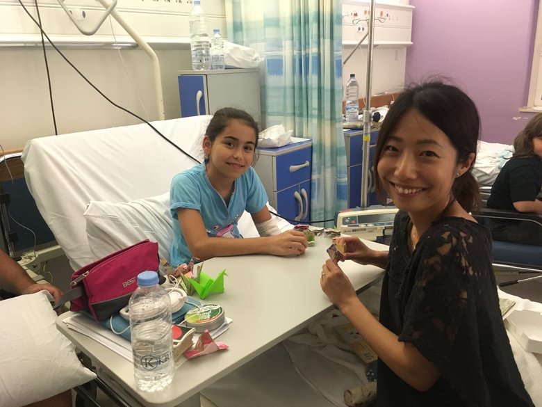 ▲小児科病棟でボランティア中の稲富さん