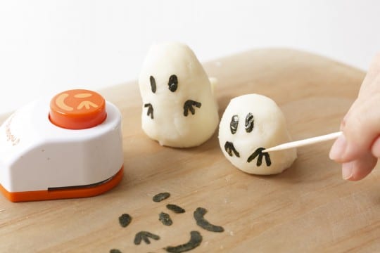 粉末マッシュポテトを少しかため に作り、ひと口大に手でまるめて オバケの形を作る。「顔のパーツは 100均ののりパンチを使えばラク。 つまようじの先に水をつけると貼 りやすいですよ」。ミートソースを盛ったスプーンにのせれば、ひと口前菜のでき上がり！
スプーンにのせるソースは好みのものに変えてOK