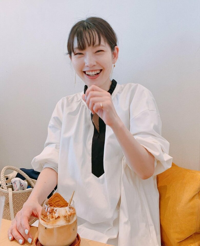 新大久保のおしゃれカフェで。42歳の現在も変わらぬ笑顔