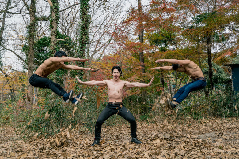 「ちょっと落ち葉を払うマッチョ」