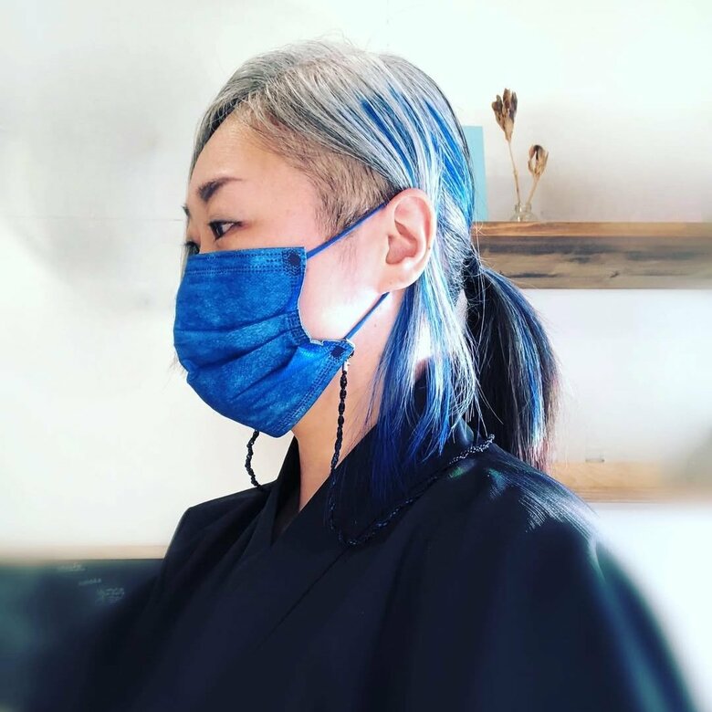 黒とブルーのカラーを入れたツーブロックスタイル