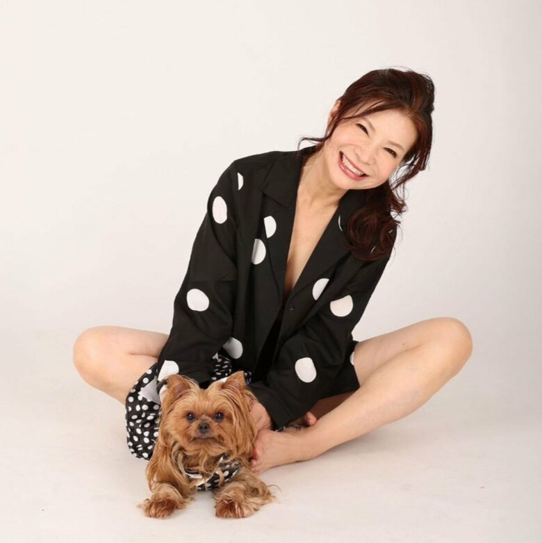 愛犬と一緒に写るシルクさん